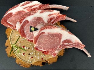 Prémium minőségű csontos mangalica hústermékek egyedi fa tálalón