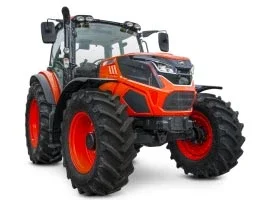 KIOTI traktor sokoldalú munkaeszközökkel a mezőgazdasági területen – Earth is our playground.