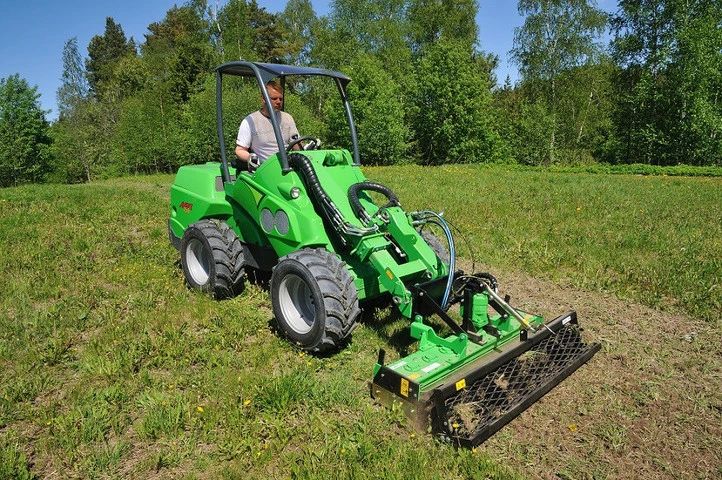 Avant 755i kiemelkedő rakodási képesség univerzális minirakodó 4