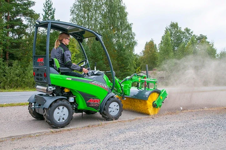 Avant 225 50 l/perc - külső hidraulika!!! univerzális minirakodó