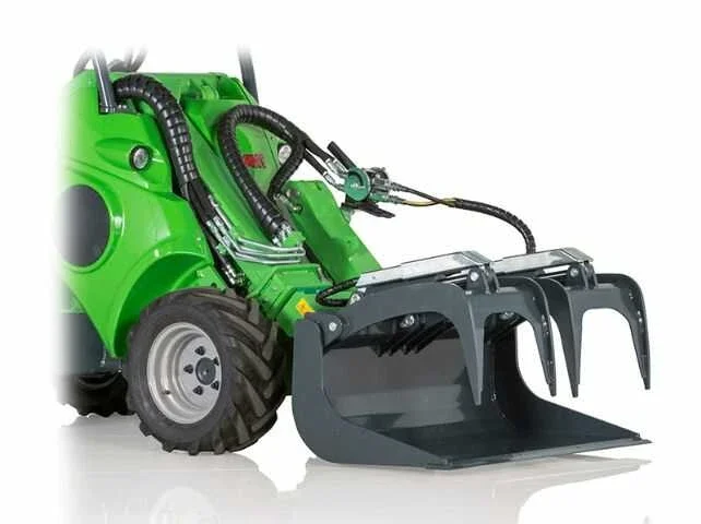 Avant megfogóvillás bontókanál 1050 mm és 1300 mm szélességben szilázskanálként is használható