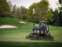 Jacobsen SLF530 golfpályára