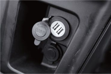 K9-2410 12V és USB csatlakozók