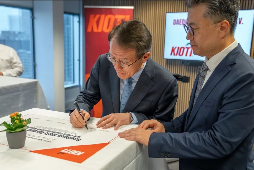 H.E. Hong Seok-in, a Koreai Köztársaság hollandiai nagykövete