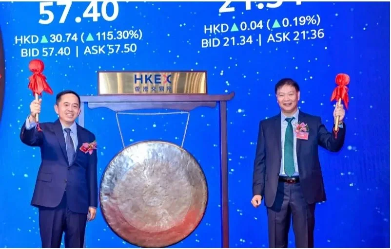 Xiang Wenbo úr és Yu Hongfu úr a nyitógongnál a Hongkongi tőzsdén