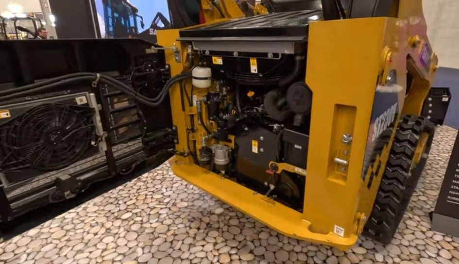 Nagy hátsó ajtó a könnyű szervizelhetőségért Nagy hátsó ajtó a könnyű szervizelhetőségért