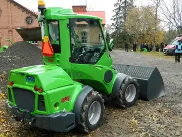 Avant 760i a legnagyobb és legerősebb avant rakodó univerzális minirakodó 8