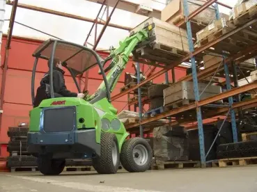 Avant 523 derékcsukós vázszerkezet univerzális minirakodó 2