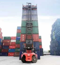 SANY SDCY100K üreskonténer-rakodó a Guangzhou-i kikötőben