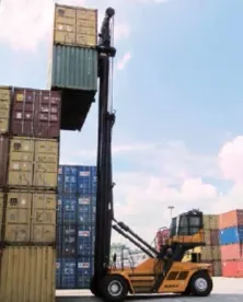 ANY SDCY100K üreskonténer-rakodó a Szingapúri kikötőben