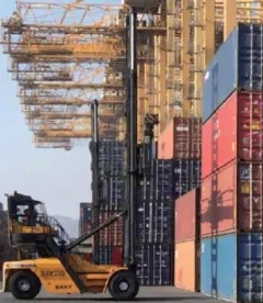 SANY SDCY100K üreskonténer-rakodó a Tianjin-i kikötőben