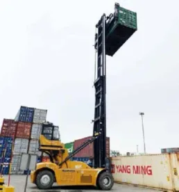 SANY SDCY100K üreskonténer-rakodó a Xiamen-i kikötőben