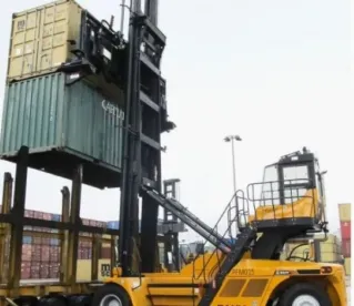 SANY SDCY100K Üreskonténer-rakodó dupla konténer megfogókerettel rakodás közben