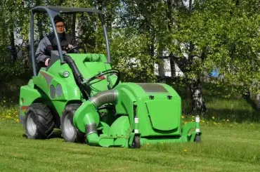 Avant 528 derékcsuklós vázszerkezet univerzális minirakodó 16