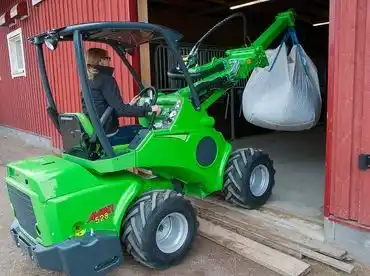 Avant 528 derékcsuklós vázszerkezet univerzális minirakodó 18