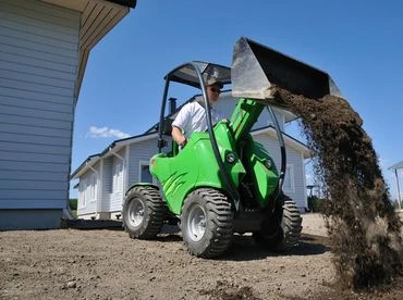 Avant 220 könnyű és kicsi házkörüli fenntartógép univerzális minirakodó 4