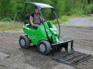 Avant 220 könnyű és kicsi házkörüli fenntartógép univerzális minirakodó 7