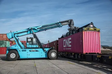 SRSC45E5 vasúti szerelvény rakodása közben