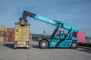 SRSC45E5 kamion-szerelvény rakodása közben