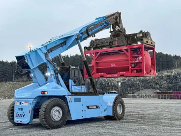 SRSC45E5 tartálykonténer rakodása közben oldalról