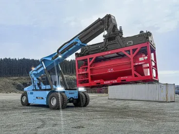 SRSC45E5 tartálykonténer rakodása közben szemből