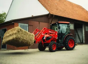 DK6030 szalmabálát szállít