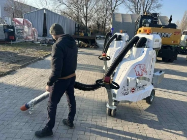 Elektromos hulladékszívó munka közben