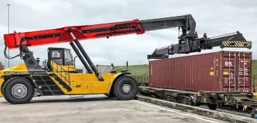 SANY_SRSC4535G5   vasúti szerelvény rakodása közben