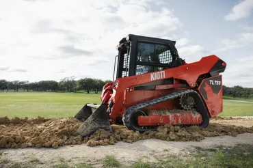 KIOTI TL750 talajrendezés közben oldalnézetben