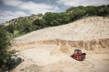 KIOTI TL750 homokbányában panorámaképen