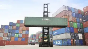 SANY SDCY90K üreskonténer szállítás közben a konténerterminálon