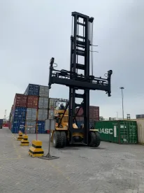 SDCE90K7E5 100% Elektromos Üreskonténer-rakodó felemelt megfogókerettel