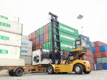 each-stacker-sdce90k7e5-sany hűtőkonténert rakodik vasúti szerelnényről