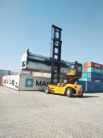 each-stacker-sdce90k7e5-sany hűtőkonténert rakodik termináli tárolóhelyre