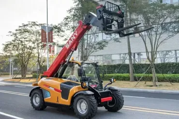 STH625 flprofilból emelt gémmel közlekedik