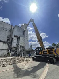 sany sy500hrd hosszú gémes bontógép bontás közben