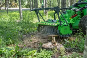 A457772 Erdészeti szárzúzó bozóttisztítás közben