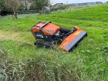 FERRI ICut 3.60 a rézsün szárzúzás közben