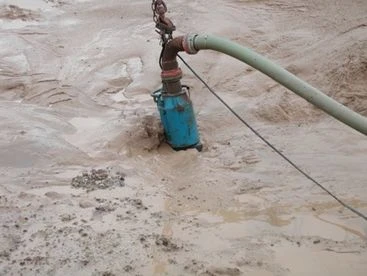 Tsurumi KRS2 keverőlapátos zagyszivattyú- professzionális használatra 4 pólusú motorral nehéz üzemi körülményekre 10