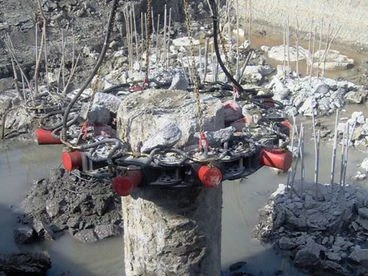 Mantovanibenne Oszloptörő a földből kilógó kör- és négyzet  alapú cölöposzlopok bontására  oszloptörő  4