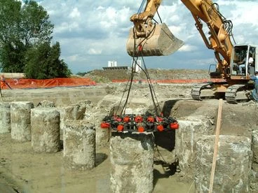 Mantovanibenne Oszloptörő a földből kilógó kör- és négyzet  alapú cölöposzlopok bontására  oszloptörő  5