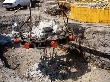 Mantovanibenne Oszloptörő a földből kilógó kör- és négyzet  alapú cölöposzlopok bontására  oszloptörő  6