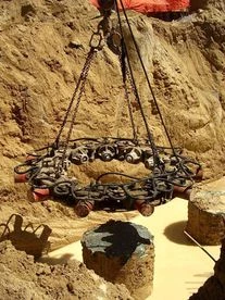 Mantovanibenne Oszloptörő a földből kilógó kör- és négyzet  alapú cölöposzlopok bontására  oszloptörő  8