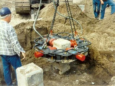 Mantovanibenne Oszloptörő a földből kilógó kör- és négyzet  alapú cölöposzlopok bontására  oszloptörő  9