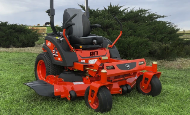 Kioti Zero Turn benzines fűnyírók