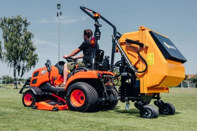 Kioti gyűjtőtartályos fűnyíró traktor kép