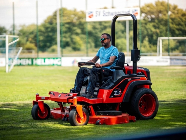 KIOTI Zero Tru fűnyíró sportpálya karbantartás közben